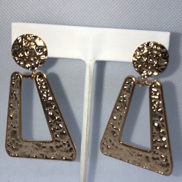 Hammered metal earrings - Picture 2 of 4